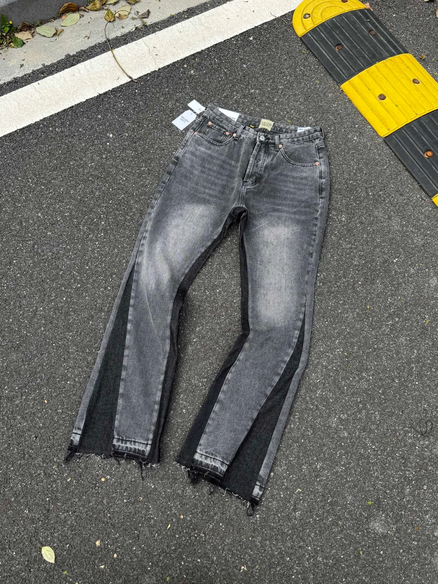P246💰G990 GALLERY DEPT Denim Flared Jeans Washed and Distressed Spliced ​​Jeans Denim Washing Factory. During this process, the owner of the washing factory helped introduce a boss who once worked for Levi OEM and started his own business. This also paved the way for the following styles. Therefore, Levi's remodeled single product for the base plate is really familiar. Whether it is the fabrics supplied or the lathes used in production, there is nothing to choose from. -Color: Black -Size: S-XXL (corresponding to 28-36)